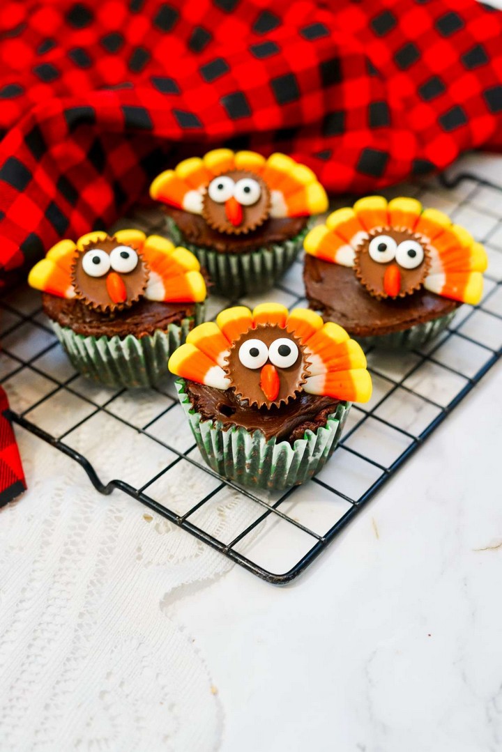 Thanksgiving Table With These Terrific Turkey Cupcakes