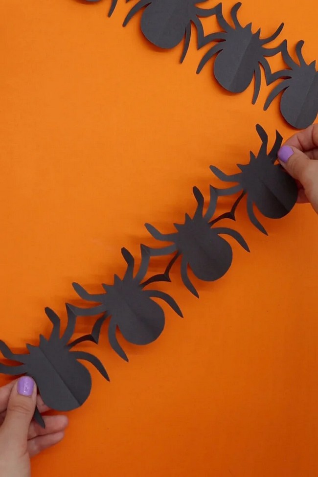 How To Make A Spider Paper Chain